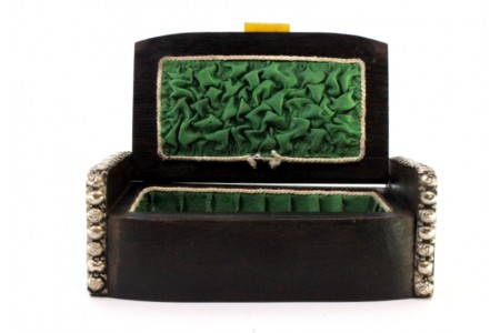  Guarda joias em madeira de pau santo com aplicações em prata e interior em cetim verde.